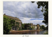 602066 Gezichtover de Vecht op enkele huizen aan de Herengracht te Maarssen.